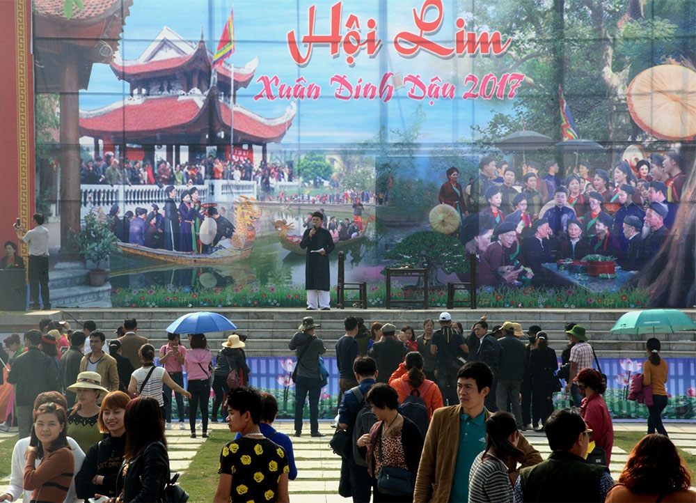 Sân khấu chính của lễ hội rộn ràng những làn điệu quan họ cổ thể hiện nếp sống văn hóa đặc trưng